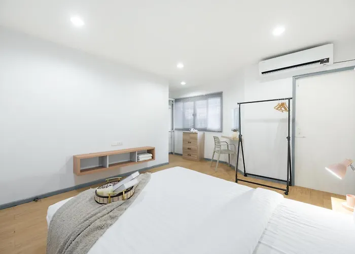 Spacious 4brtownhouse Bts Onnut 10 Sleeps With Parking Bangkok